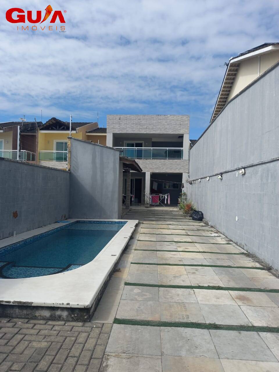 Casa duplex com 4 suítes e deck e piscina...