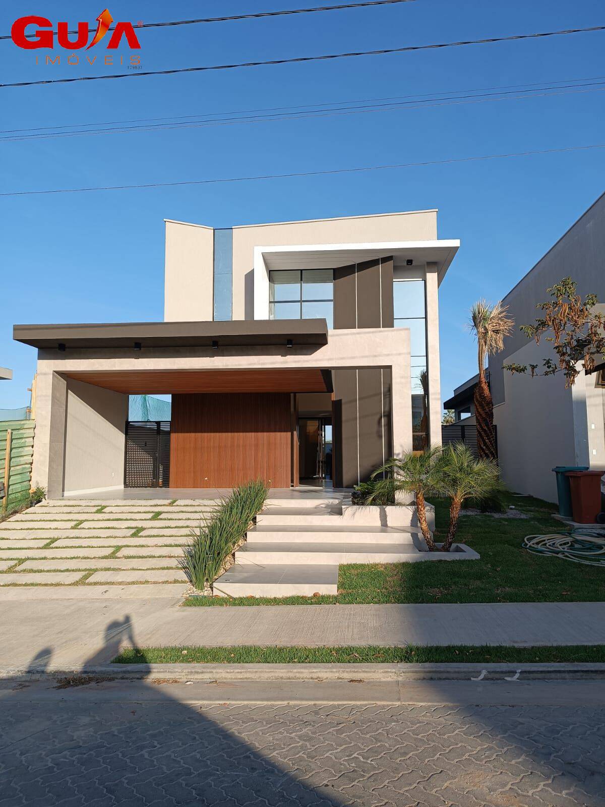 CASA DUPLEX COM MÓVEIS PROJETADOS DISPONÍVEL PARA VENDA OU LOCAÇÃO