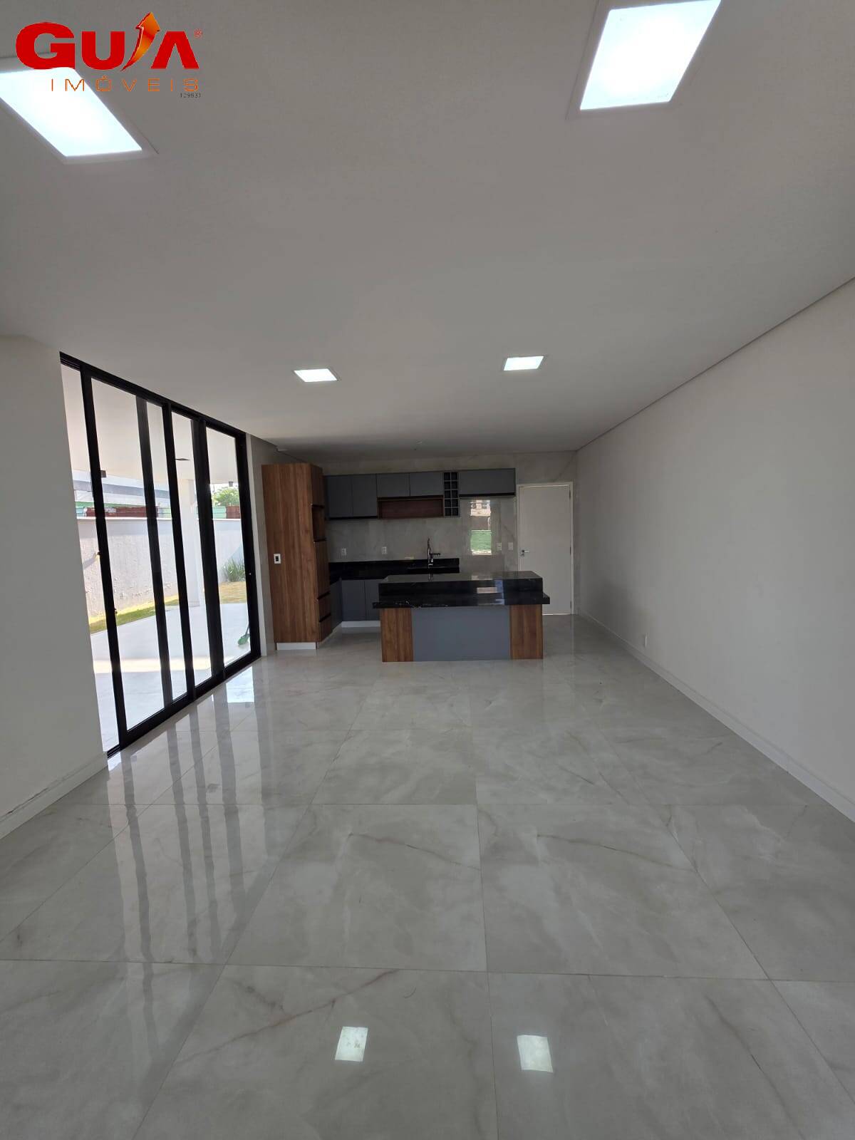 Casa de Condomínio à venda com 4 quartos, 250m² - Foto 2